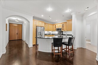 1658 Camden Ave, Unit 203 in Los Angeles, CA - Foto de edificio - Building Photo