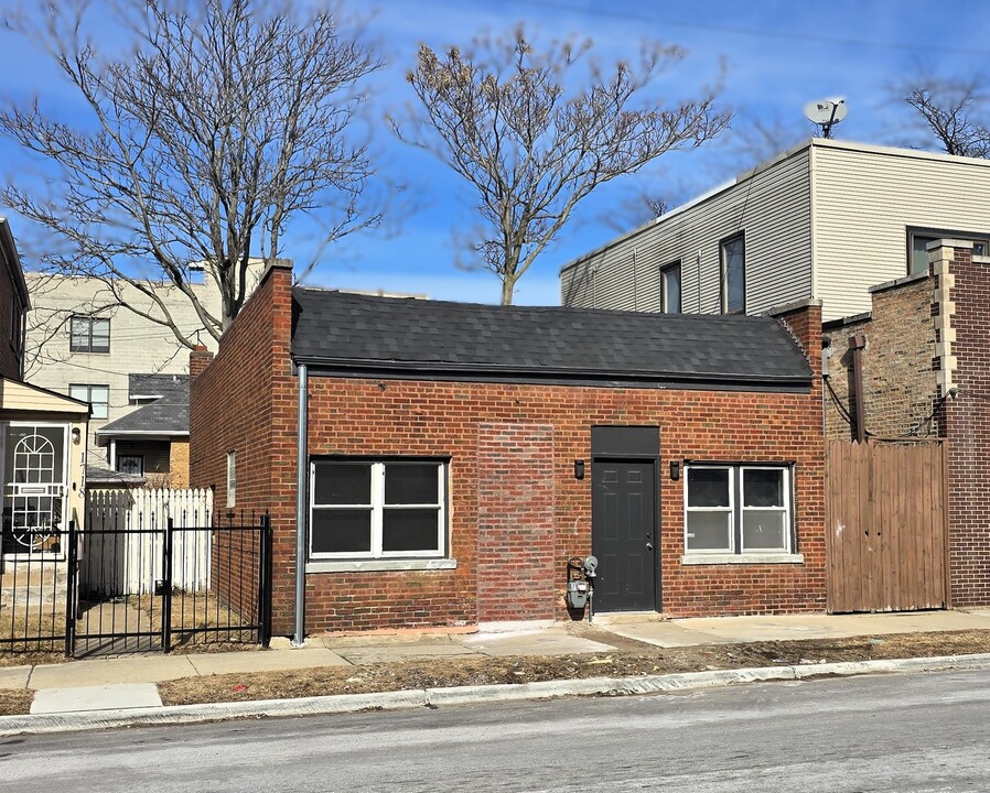 1720 E 73rd St in Chicago, IL - Building Photo