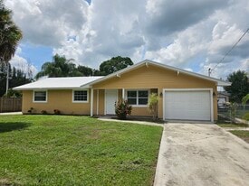 6107 Hickory Dr in Fort Pierce, FL - Building Photo