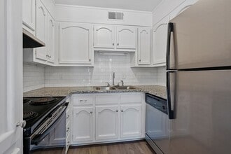 Redmont Square in Birmingham, AL - Foto de edificio - Interior Photo