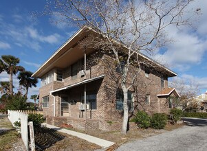 230 South St in Neptune Beach, FL - Foto de edificio - Building Photo