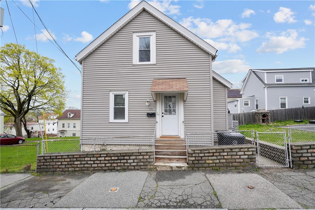 136 Juniper St in East Providence, RI - Foto de edificio