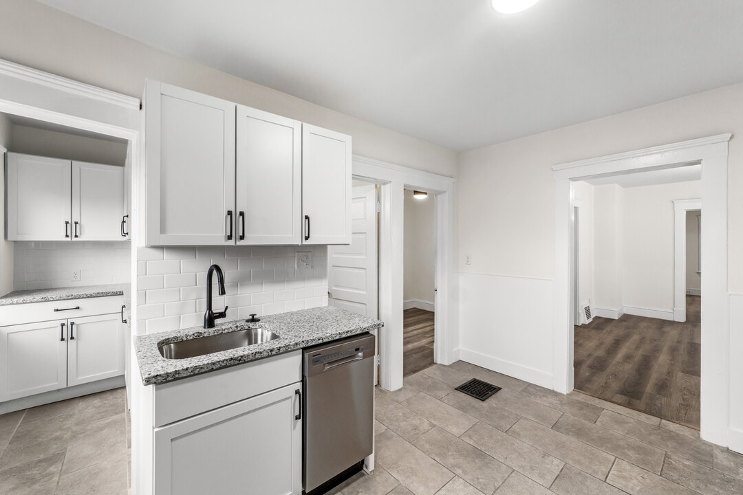 1352 W 58th St, Unit B - Up in Cleveland, OH - Foto de edificio