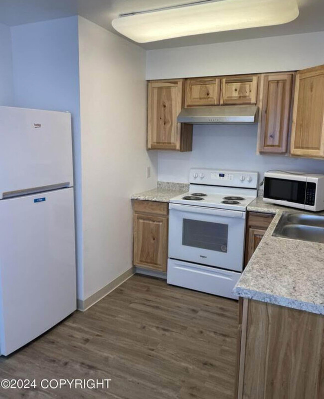 8530 Kluane Ave, Unit #3 in Anchorage, AK - Foto de edificio - Building Photo