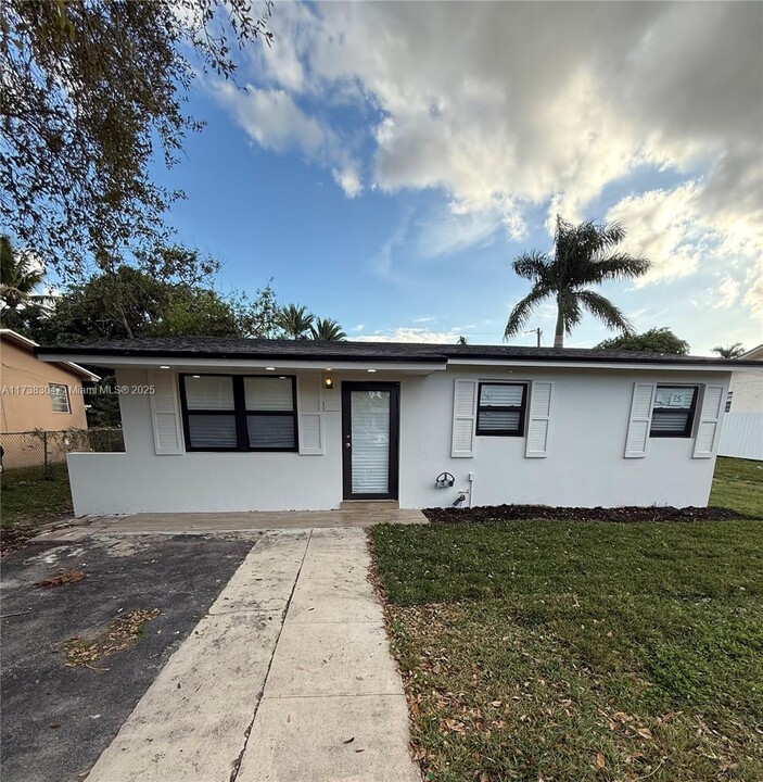 1770 NW 109th St in Miami, FL - Building Photo