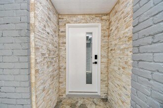 14223 Ella Lee Ln in Houston, TX - Building Photo - Building Photo
