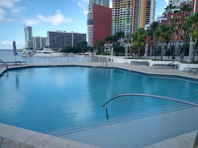 200 SE 15th Rd, Unit 9B in Miami, FL - Building Photo - Building Photo