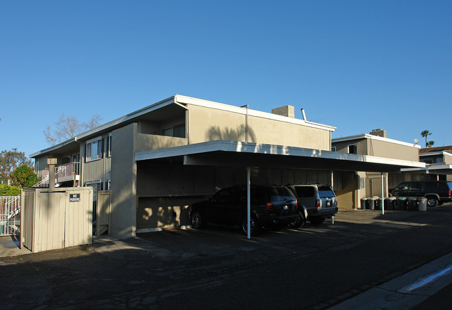 Rutland Apartments in Newport Beach, CA - Building Photo - Building Photo