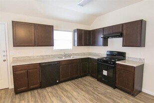 1606 Mark Ln in Ennis, TX - Building Photo