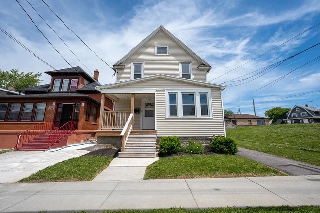 15 Andrews Ave, Unit Lower