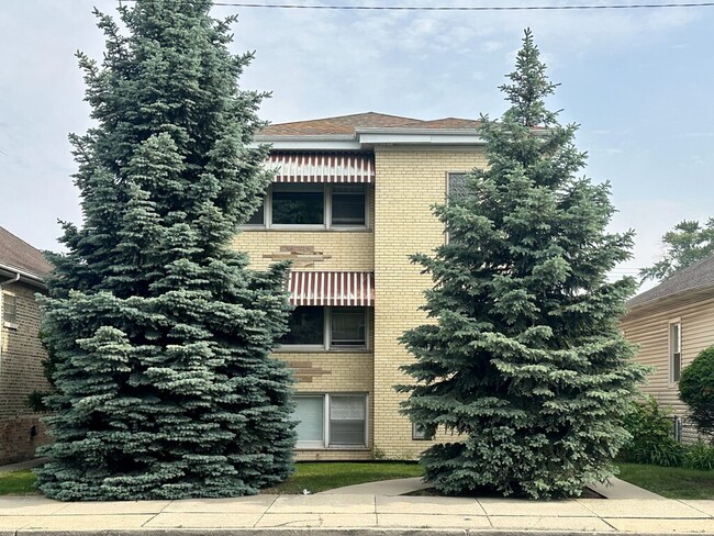 5837 W Addison St, Unit J04P