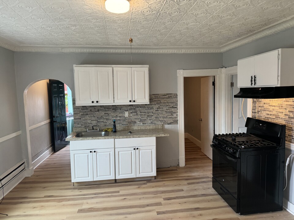 55 Lounsbury Ave in Waterbury, CT - Building Photo