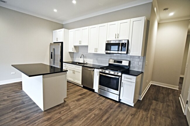 947 W Irving Park Rd in Chicago, IL - Building Photo - Building Photo