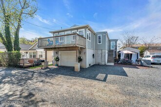 19 Gravelly Point Rd in Highlands, NJ - Building Photo - Building Photo