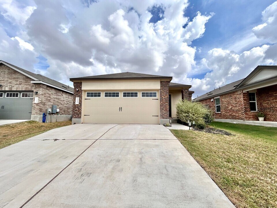 117 Allegro Dr in Hutto, TX - Building Photo