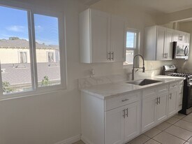 554 W 92nd St in Los Angeles, CA - Building Photo