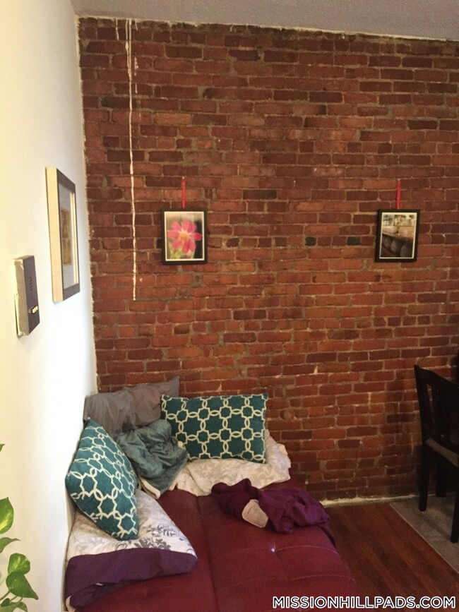 892 Huntington Ave, Unit 3 in Boston, MA - Foto de edificio - Building Photo