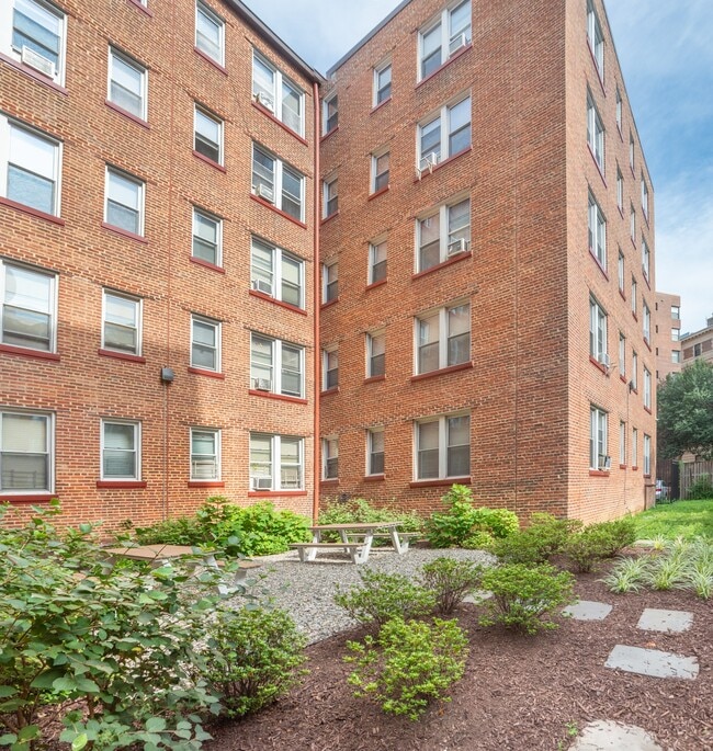 Rocksboro Apartments in Washington, DC - Foto de edificio - Building Photo