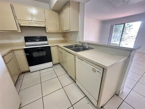 301 Palm Way in Pembroke Pines, FL - Building Photo - Building Photo