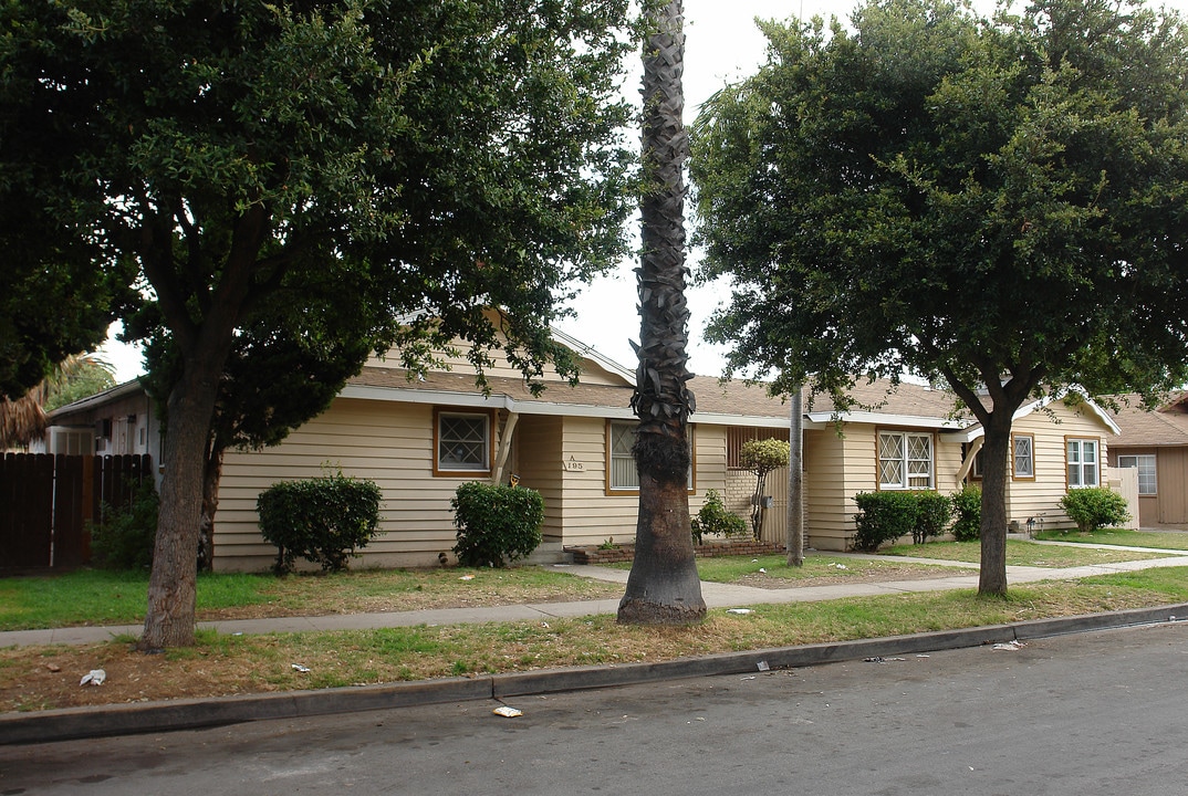 195 W Guinida Ln in Anaheim, CA - Building Photo