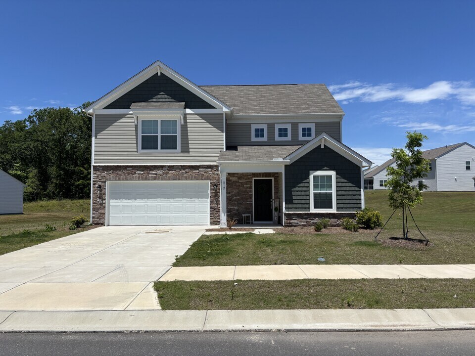 812 Wood Vlg Dr in Edgemoor, SC - Building Photo