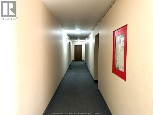 2035 University Ave W in Windsor, ON - Foto de edificio - Building Photo