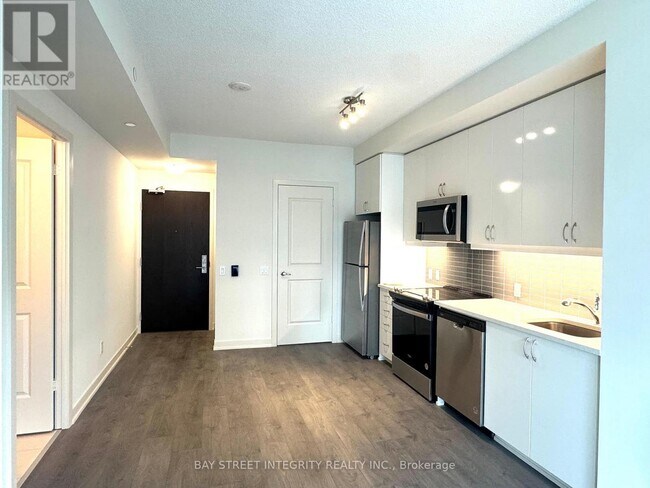 4955 Yonge St in Toronto, ON - Building Photo - Building Photo