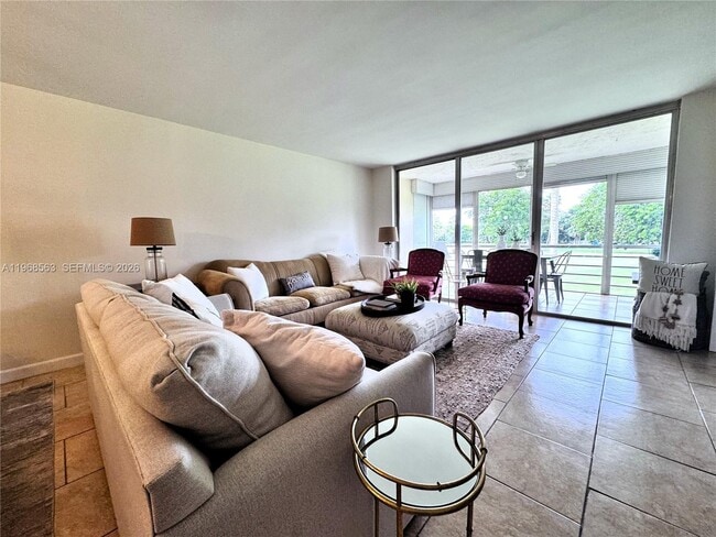 901 W Cypress Ln in Pompano Beach, FL - Building Photo - Building Photo