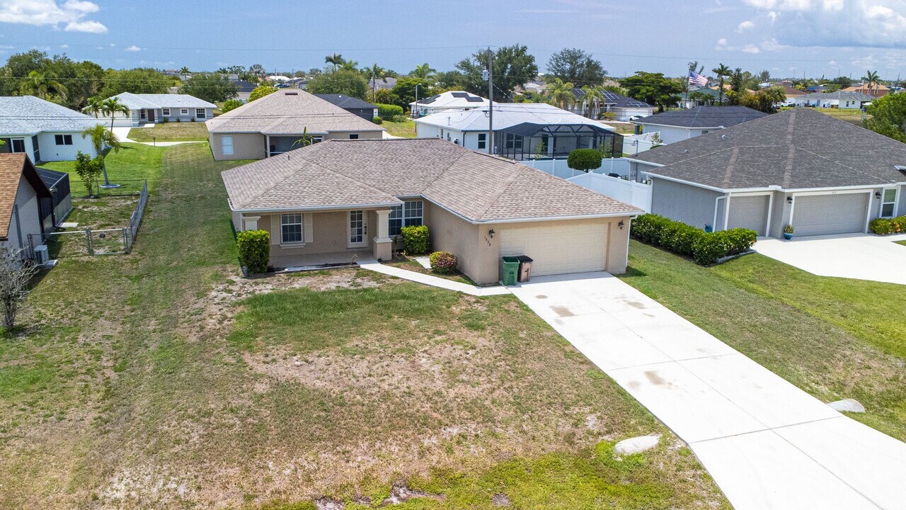 1808 NW 2nd Pl in Cape Coral, FL - Foto de edificio