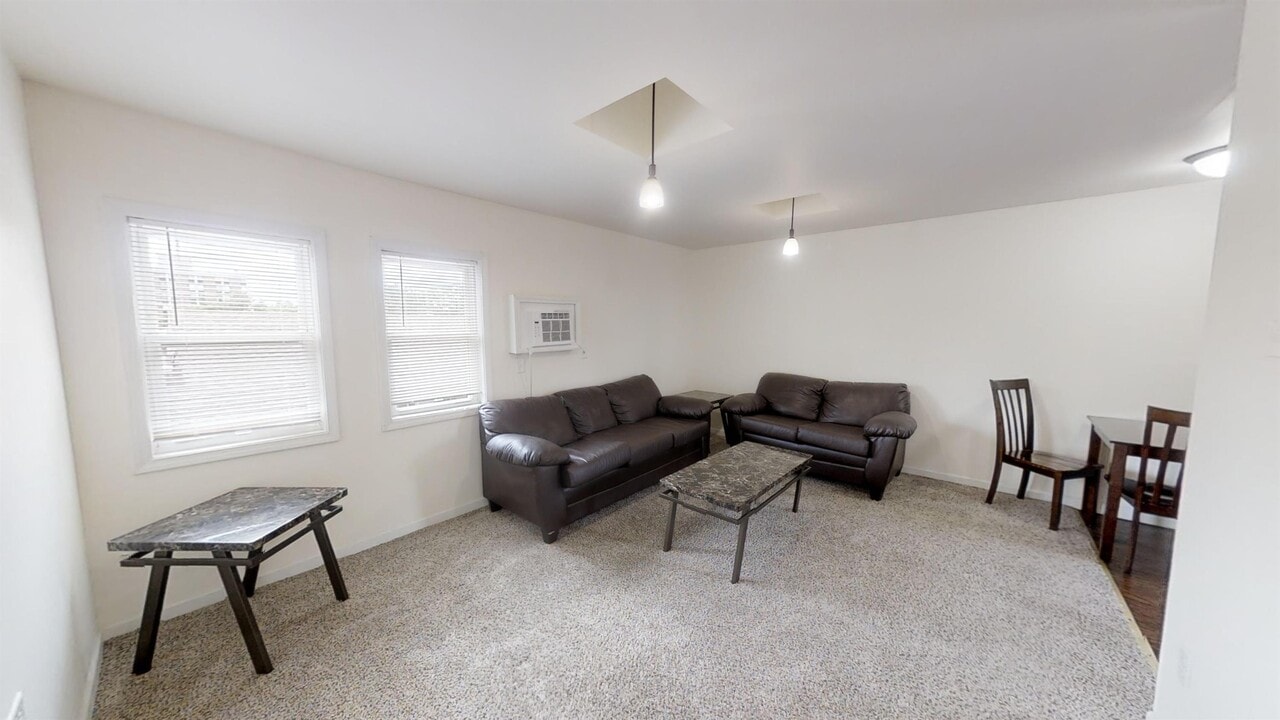 305 E White in Champaign, IL - Building Photo