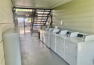2808 W Azeele St, Unit 117 in Tampa, FL - Foto de edificio - Building Photo