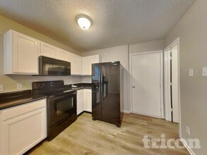 9340 W Dockside Cir in Pendleton, IN - Building Photo - Building Photo