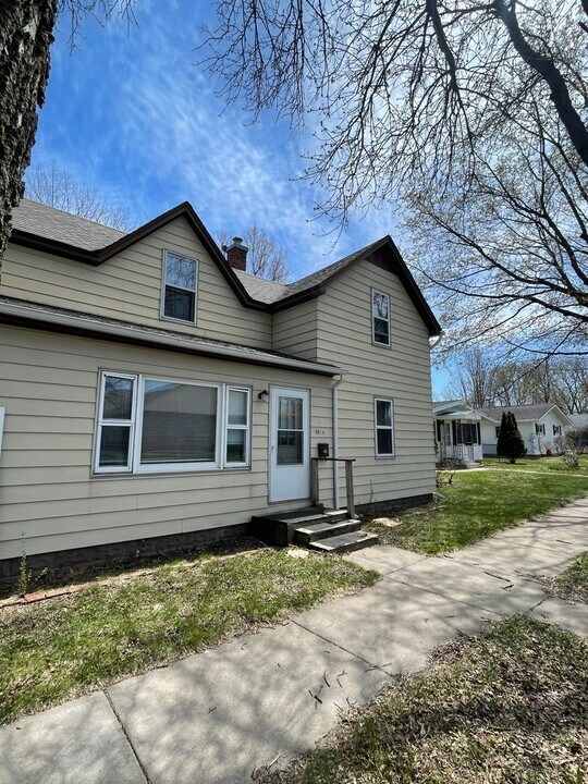 1614-1614 1/2 Tainter St in Menomonie, WI - Building Photo