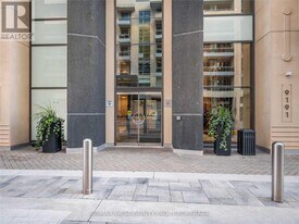 9199 Yonge St in Richmond Hill, ON - Building Photo