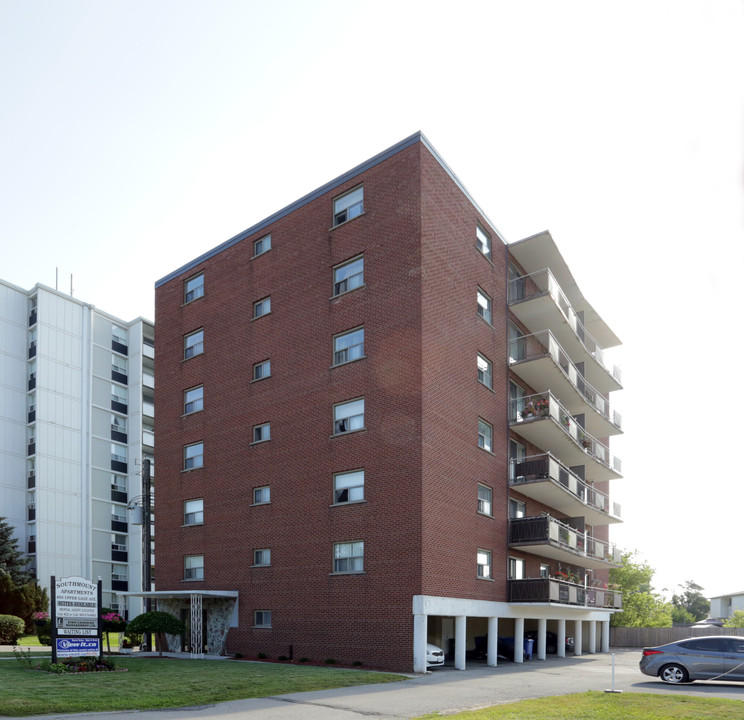 Southmount Apartments in Hamilton, ON - Building Photo