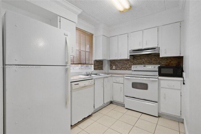 6135 NW 186th St, Unit 202 in Hialeah, FL - Building Photo - Building Photo