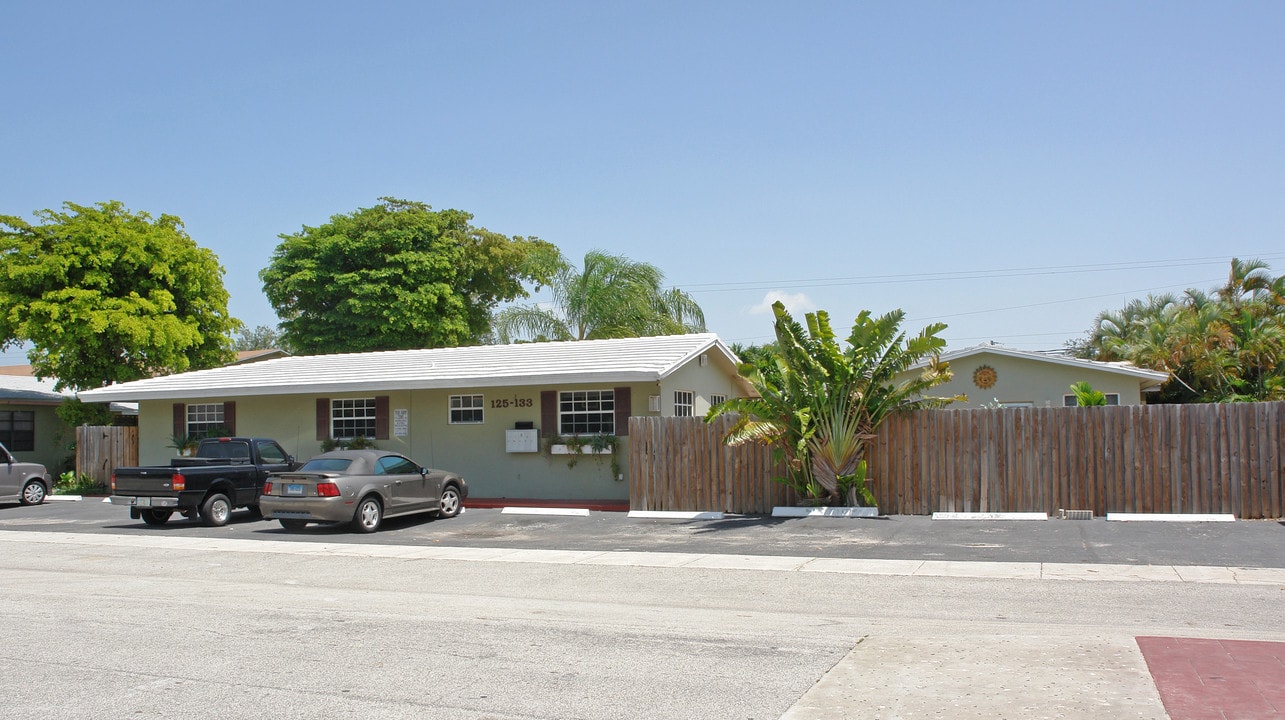 125-133 NW 25th St in Wilton Manors, FL - Building Photo