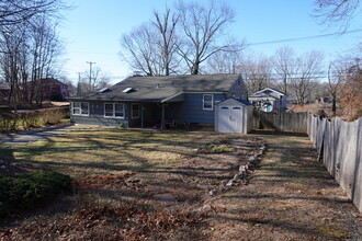 262 Alps Rd in Branford, CT - Building Photo - Building Photo