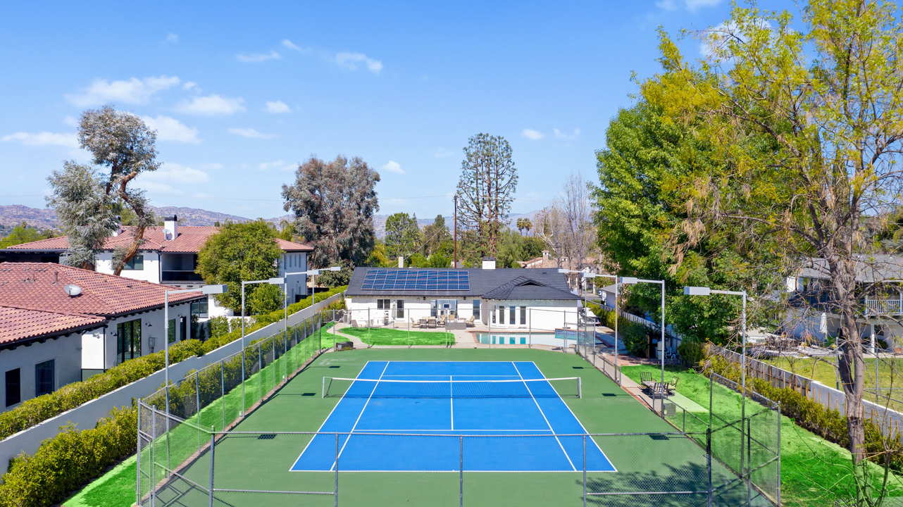 22914 Calvert St in Los Angeles, CA - Foto de edificio