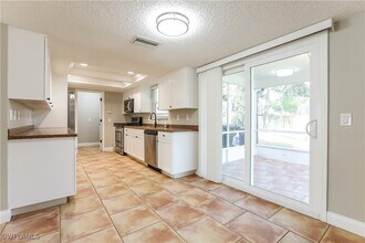 2124 Briant St in North Port, FL - Foto de edificio - Building Photo