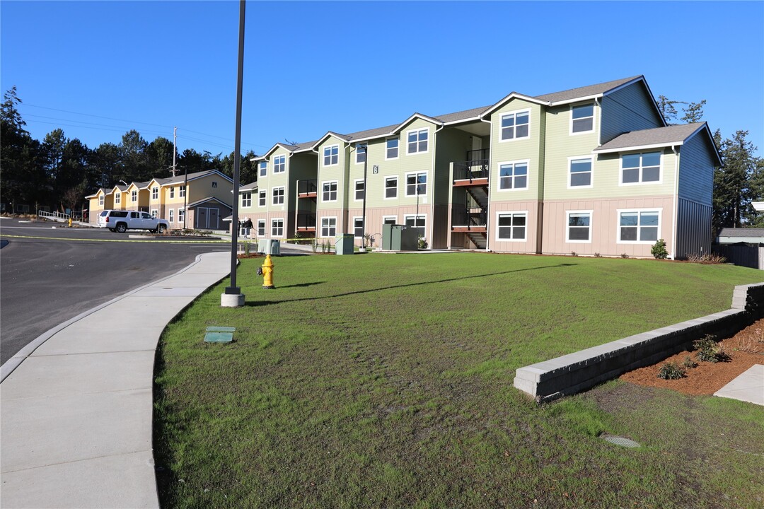 900 N Oak Harbor St in Oak Harbor, WA - Building Photo