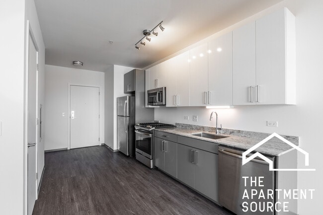 2340 N California Ave, Unit 220 in Chicago, IL - Building Photo - Building Photo