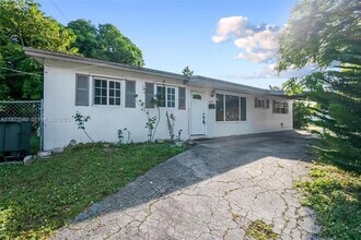 601 SW 64th Pkwy in Pembroke Pines, FL - Building Photo - Building Photo