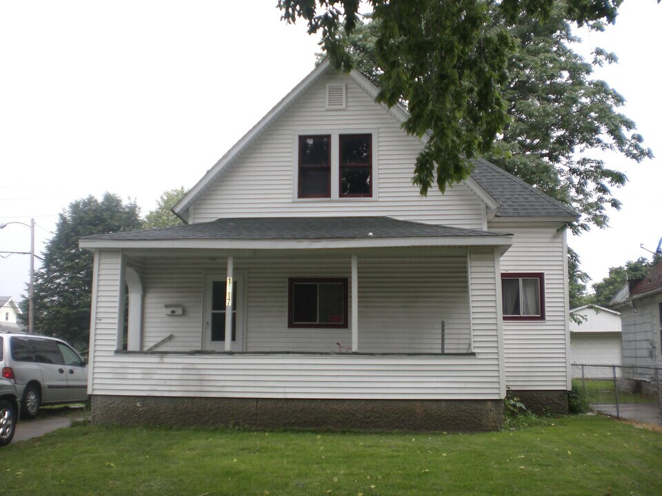 1317 N College St in Decatur, IL - Building Photo