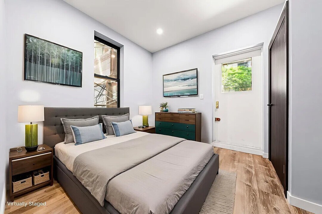 453 W 48th St in New York, NY - Building Photo