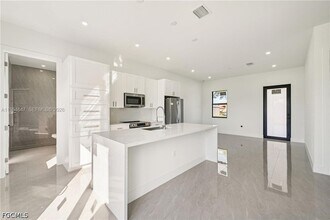 4402 E 19th St in Lehigh Acres, FL - Foto de edificio - Building Photo