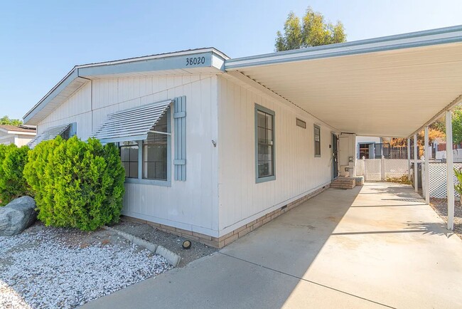 38020 Via Del Largo in Murrieta, CA - Foto de edificio - Building Photo