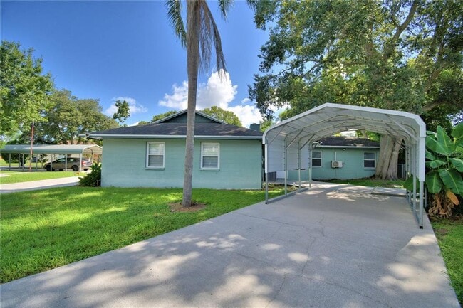 property at 2405 Roslyn Ln