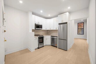 51 W 8th St in New York, NY - Foto de edificio - Building Photo