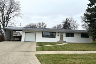 409 24th St NW in Minot, ND - Building Photo